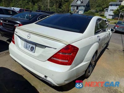 Czwarte zdjęcie samochodu z boku: 2011 MERCEDES-BENZ S 550 VIN:WDDNG7BB2BA387601 - miniatura