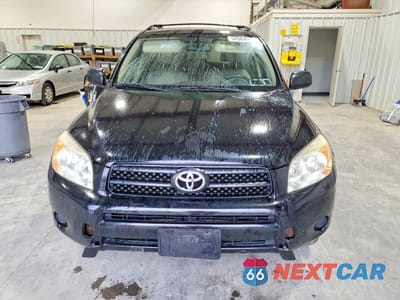 Piąte zdjęcie samochodu w środku: 2006 TOYOTA RAV4 BASE VIN:JTMBD33VX66017870 - miniatura