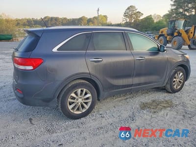 Trzecie zdjęcie samochodu z tyłu: 2017 KIA SORENTO LX V6 VIN:5XYPG4A53HG288842 - miniatura