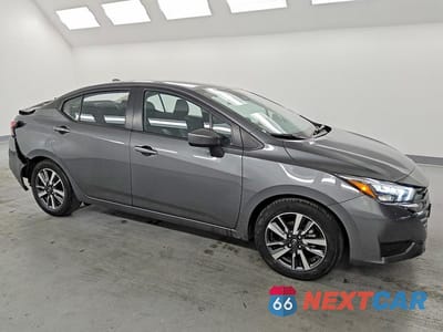 Czwarte zdjęcie samochodu z boku: 2025 NISSAN VERSA SV VIN:3N1CN8EV7SL859838 - miniatura