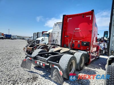 Czwarte zdjęcie samochodu z boku: 2020 KENWORTH T680 SEMI TRUCK VIN:1XKYDP9X9LJ290791 - miniatura