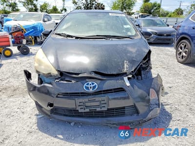 Piąte zdjęcie samochodu w środku: 2013 TOYOTA PRIUS C THREE VIN:JTDKDTB33D1538519 - miniatura