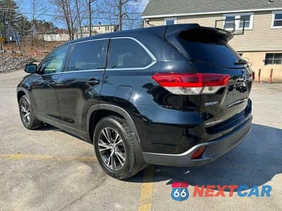 Drugie zdjęcie samochodu z przodu: 2019 TOYOTA HIGHLANDER LE VIN:5TDBZRFH5KS956963 - miniatura