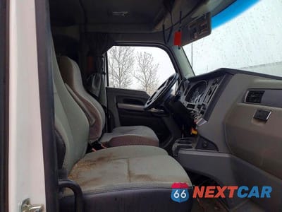 Piąte zdjęcie samochodu w środku: 2020 KENWORTH T680 SEMI TRUCK VIN:1XKYDP9X5LJ304394 - miniatura