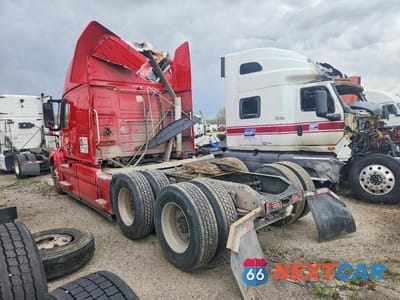 Trzecie zdjęcie samochodu z tyłu: 2016 VOLVO VNL SEMI TRUCK VIN:4V4NC9EG5GN964165 - miniatura