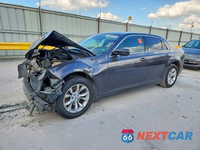 2015 CHRYSLER 300 LIMITED 2C3CCAAG0FH749279 - główne zdjęcie licytacji z USA - miniatura