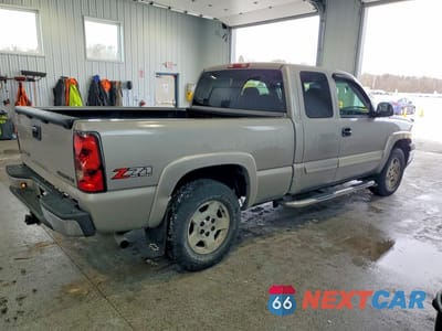 Trzecie zdjęcie samochodu z tyłu: 2005 CHEVROLET SILVERADO K1500 VIN:1GCEK19B55E287484 - miniatura
