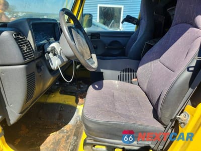 Zdjęcie 7 z 13 samochodu: 2000 JEEP WRANGLER / TJ SPORT VIN:1J4FA49S1YP712176 - miniatura