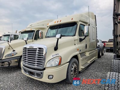 Drugie zdjęcie samochodu z przodu: 2013 FREIGHTLINER CASCADIA SEMI TRUCK VIN:1FUJGLDRXDLBX8153 - miniatura