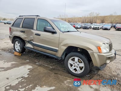 Czwarte zdjęcie samochodu z boku: 2006 JEEP GRAND CHEROKEE LAREDO VIN:1J4GR48K26C256398 - miniatura