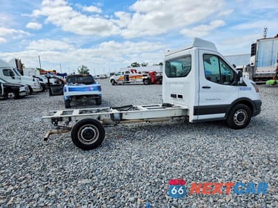 Trzecie zdjęcie samochodu z tyłu: 2020 FORD TRANSIT TRUCK CAB AND CHASSIS VIN:1FDBW5Z80LKB11472 - miniatura