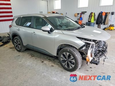 Czwarte zdjęcie samochodu z boku: 2023 NISSAN ROGUE SV VIN:JN8BT3BB8PW352304 - miniatura