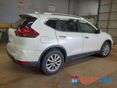 Trzecie zdjęcie samochodu z tyłu: 2017 NISSAN ROGUE SV VIN:5N1AT2MN2HC753726 - miniatura
