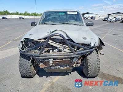 Piąte zdjęcie samochodu w środku: 2001 TOYOTA TACOMA V6 VIN:5TEWN72N11Z747282 - miniatura