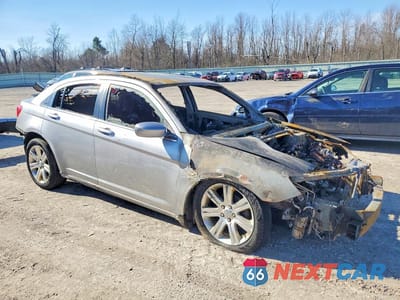 Czwarte zdjęcie samochodu z boku: 2013 CHRYSLER 200 LX VIN:1C3CCBAB2DN669609 - miniatura