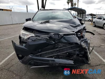 Piąte zdjęcie samochodu w środku: 2018 TOYOTA RAV4 HV SE VIN:JTMJJREV9JD199442 - miniatura