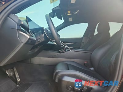 Zdjęcie 7 z 12 samochodu: 2025 BMW 530 I VIN:WBA43FJ0XSCT63902 - miniatura
