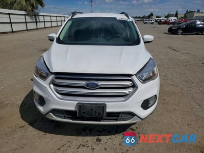 Piąte zdjęcie samochodu w środku: 2018 FORD ESCAPE SE VIN:1FMCU9GDXJUC89165 - miniatura