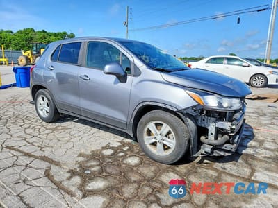 Czwarte zdjęcie samochodu z boku: 2020 CHEVROLET TRAX LS VIN:3GNCJKSB3LL275039 - miniatura