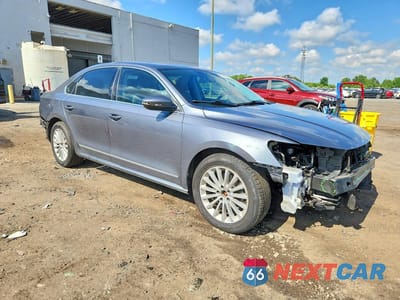 Czwarte zdjęcie samochodu z boku: 2017 VOLKSWAGEN PASSAT SE VIN:1VWBT7A38HC005195 - miniatura
