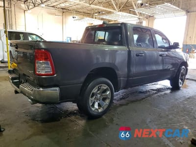Trzecie zdjęcie samochodu z tyłu: 2021 RAM 1500 BIG HORN VIN:1C6SRFFT1MN521540 - miniatura