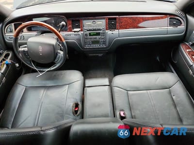 Zdjęcie 8 z 12 samochodu: 2011 LINCOLN TOWN CAR SIGNATURE LONG WHEELBASE VIN:2LNBL8FV7BX763778 - miniatura