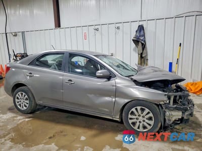 Czwarte zdjęcie samochodu z boku: 2010 KIA FORTE EX VIN:KNAFU4A25A5135613 - miniatura