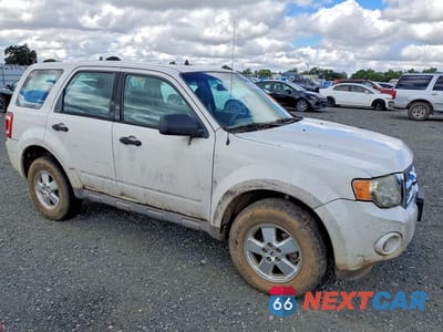 Czwarte zdjęcie samochodu z boku: 2009 FORD ESCAPE XLS VIN:1FMCU92749KA79427 - miniatura
