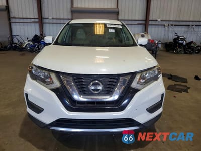 Piąte zdjęcie samochodu w środku: 2017 NISSAN ROGUE S VIN:JN8AT2MT0HW139781 - miniatura