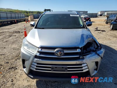 Piąte zdjęcie samochodu w środku: 2018 TOYOTA HIGHLANDER XLE VIN:5TDJZRFH0JS492846 - miniatura