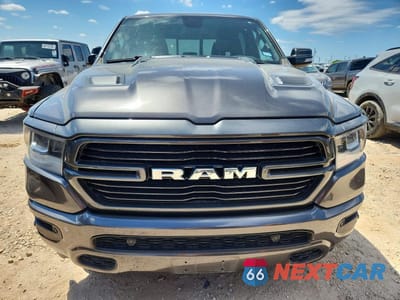 Piąte zdjęcie samochodu w środku: 2020 RAM 1500 LARAMIE VIN:1C6SRFRT2LN192017 - miniatura
