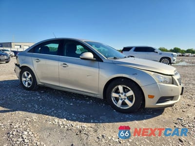 Czwarte zdjęcie samochodu z boku: 2014 CHEVROLET CRUZE VIN:1G1PC5SB2E7105146 - miniatura