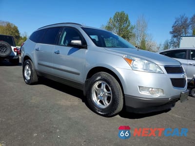 Czwarte zdjęcie samochodu z boku: 2011 CHEVROLET TRAVERSE LS VIN:1GNKVEED8BJ232675 - miniatura