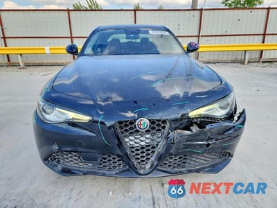 Piąte zdjęcie samochodu w środku: 2018 ALFA ROMEO GIULIA VIN:ZARFAEBN4J7580512 - miniatura