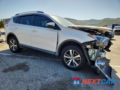 Czwarte zdjęcie samochodu z boku: 2018 TOYOTA RAV4 XLE VIN:JTMWFREV1JJ173457 - miniatura