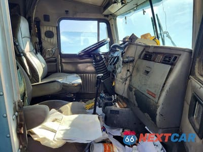 Piąte zdjęcie samochodu w środku: 2004 KENWORTH W900 SEMI TRUCK VIN:1XKWDB9X84J052796 - miniatura
