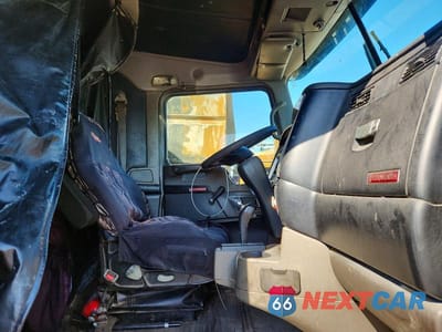 Piąte zdjęcie samochodu w środku: 2009 KENWORTH T660 SEMI TRUCK VIN:1XKADB9X09J221288 - miniatura