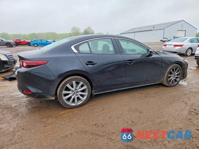 Trzecie zdjęcie samochodu z tyłu: 2019 MAZDA 3 SELECT VIN:3MZBPAAL5KM111725 - miniatura