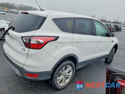 Trzecie zdjęcie samochodu z tyłu: 2017 FORD ESCAPE SE VIN:1FMCU9GD6HUC58974 - miniatura