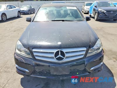 Piąte zdjęcie samochodu w środku: 2013 MERCEDES-BENZ C 250 VIN:WDDGF4HB7DA871610 - miniatura