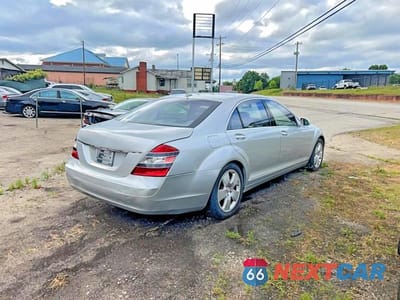Czwarte zdjęcie samochodu z boku: 2007 MERCEDES-BENZ S 550 VIN:WDDNG71XX7A115592 - miniatura