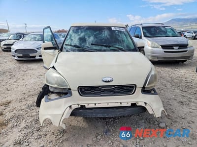 Piąte zdjęcie samochodu w środku: 2013 KIA SOUL BASE VIN:KNDJT2A54D7484110 - miniatura