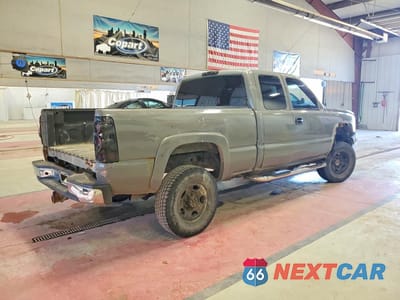 Trzecie zdjęcie samochodu z tyłu: 2004 CHEVROLET SILVERADO K2500 HEAVY DUTY VIN:1GCHK29U04E392758 - miniatura