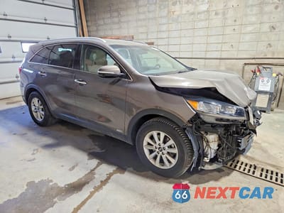 Czwarte zdjęcie samochodu z boku: 2019 KIA SORENTO VIN:5XYPGDA55KG529579 - miniatura