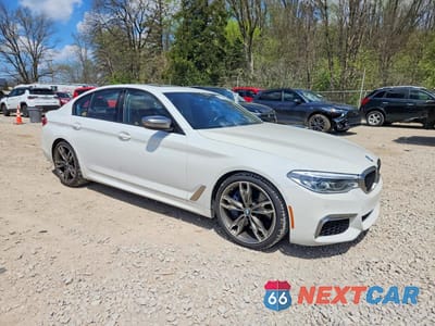 Czwarte zdjęcie samochodu z boku: 2019 BMW M550XI VIN:WBAJB9C54KB464617 - miniatura