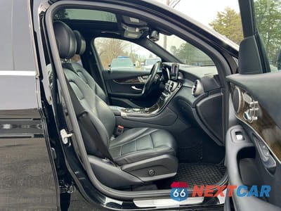 Piąte zdjęcie samochodu w środku: 2019 MERCEDES-BENZ GLC 300 VIN:WDC0G4JB2KV135239 - miniatura