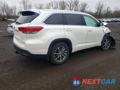 Trzecie zdjęcie samochodu z tyłu: 2018 TOYOTA HIGHLANDER XLE VIN:5TDJZRFH8JS885932 - miniatura