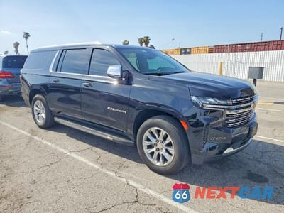 Czwarte zdjęcie samochodu z boku: 2023 CHEVROLET SUBURBAN C1500 PREMIER VIN:1GNSCFKD0PR354813 - miniatura