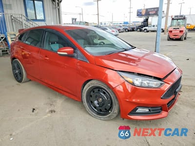 Czwarte zdjęcie samochodu z boku: 2018 FORD FOCUS ST VIN:1FADP3L95JL303824 - miniatura
