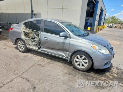 Czwarte zdjęcie samochodu z boku: 2014 NISSAN VERSA 1.6 S VIN:3N1CN7AP9EL810100 - miniatura